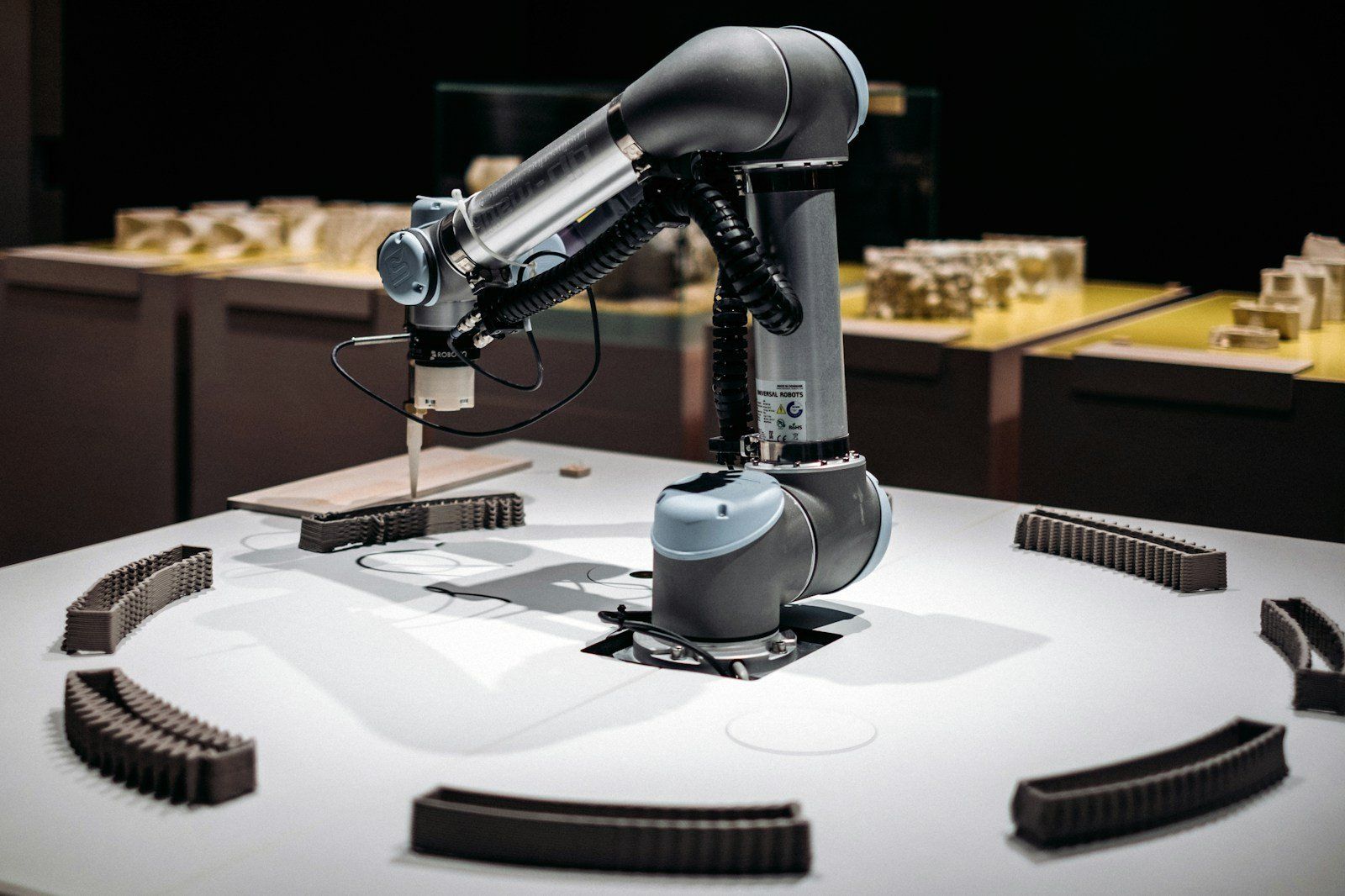 Robotic arm working on a test bench